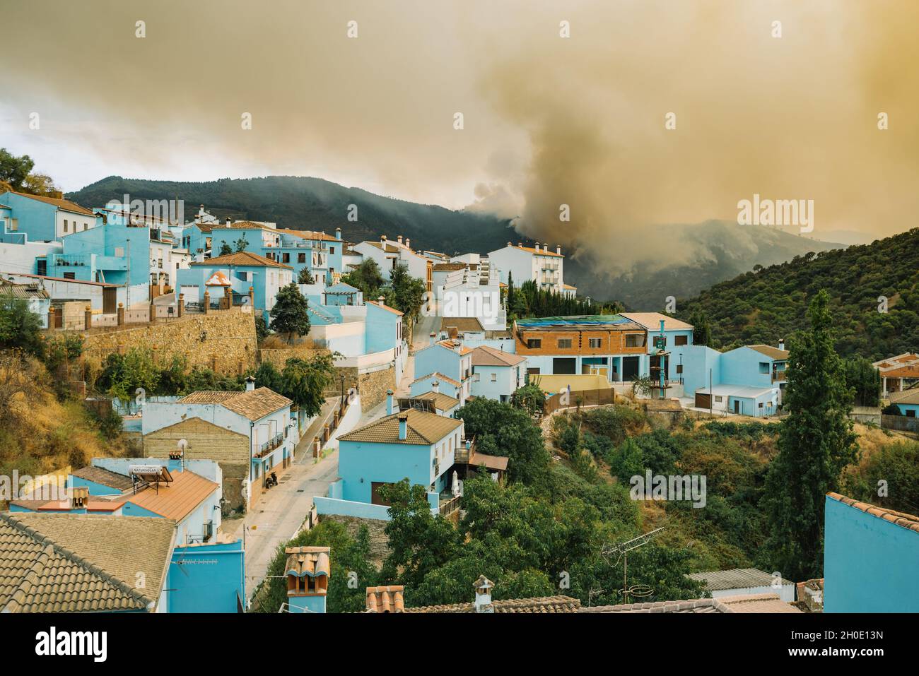 Disastro naturale, fuoco selvaggio. Pittoresca città nel sud della Spagna evacuata a causa della minaccia di un vicino incendio forestale. Foto Stock