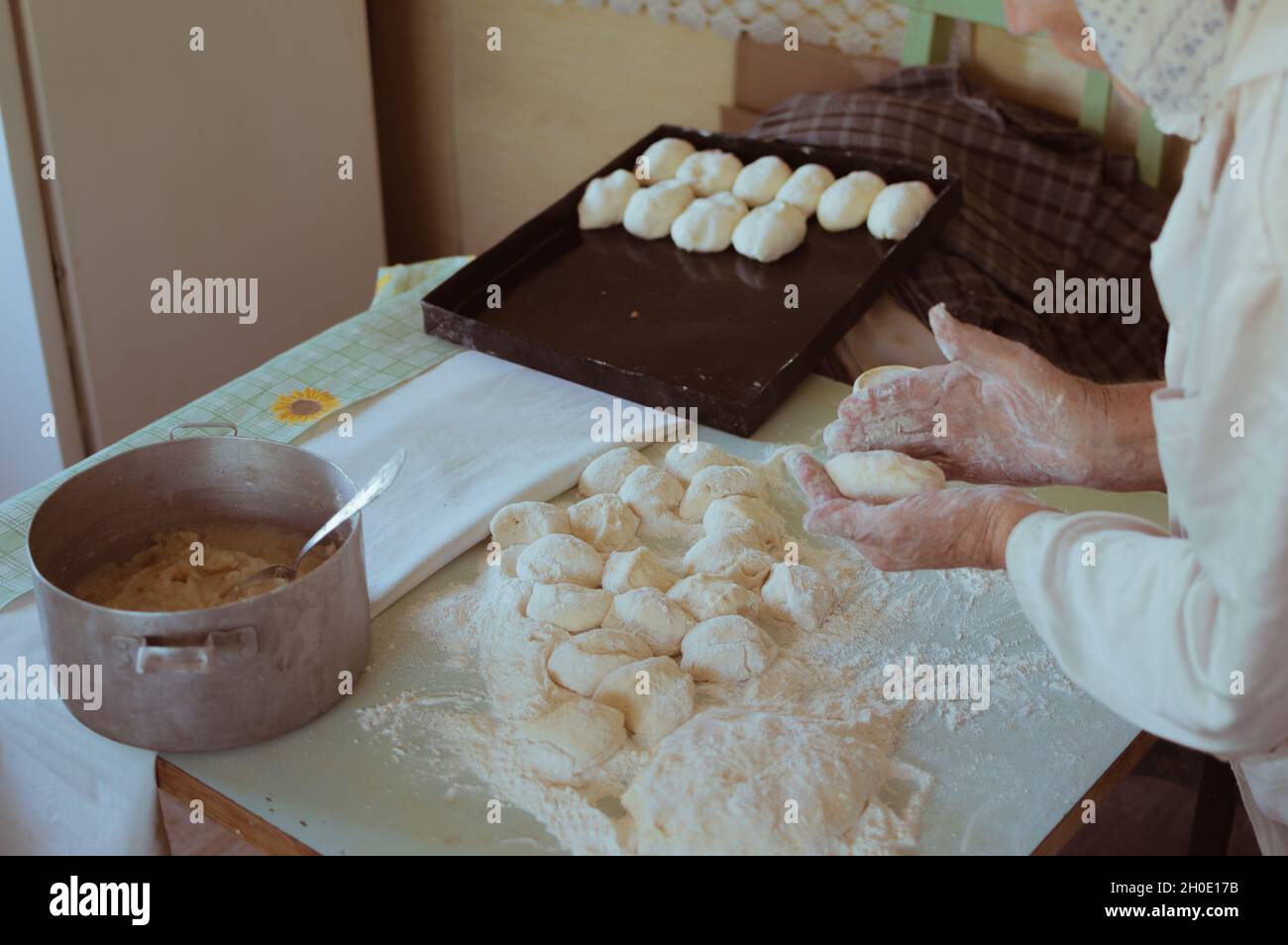 la nonna di 90 anni fa torte con patate in pasta Foto Stock