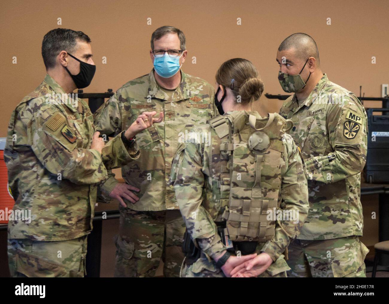 Marc Sasseville, vice capo del National Guard Bureau, E l'Air Force Major. Gen. Michael T. McGuire, generale aggiunto della Guardia Nazionale Arizona, discutono le procedure operative con l'Army Lt. Col. Noel Chun, comandante dell'850° Battaglione di polizia militare, durante un esercizio di mobilitazione alla base della Guardia Nazionale dell'aria Goldwater a Phoenix, Arizona, 5 febbraio 2021. Questo esercizio ha dimostrato la capacità di preparazione congiunta dell'esercito dell'Arizona e della Guardia Nazionale aerea di mobilitare le capacità di risposta interna con breve preavviso. Foto Stock