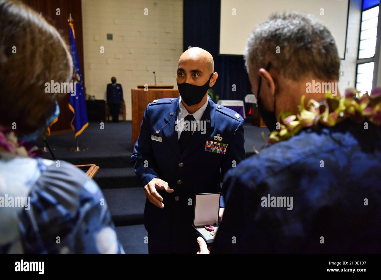 Martin Perez, 15° comandante della manutenzione degli aerei Squadron, commenta durante il servizio commemorativo per il maggiore Anthony J. Polizzi a Hickam Chapel, Joint base Pearl Harbor-Hickam, Hawaii, 05 febbraio 2021. Polizzi, che ha servito come responsabile delle operazioni di manutenzione per il 15° Squadrone di manutenzione, è morto improvvisamente il 29 dicembre 2020. Foto Stock