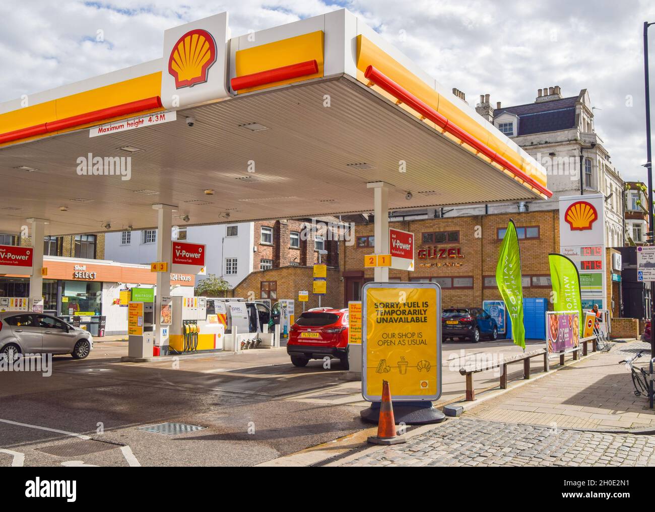 Cartello "Sorry, Fuel is Temporarily Unavailable" presso una stazione chiusa della Shell su Holloway Road. Molte stazioni hanno esaurito la benzina a causa di una carenza di autotrasportatori legati alla Brexit, insieme all’acquisto di panico. Londra, Regno Unito. 1 ottobre 2021 Foto Stock