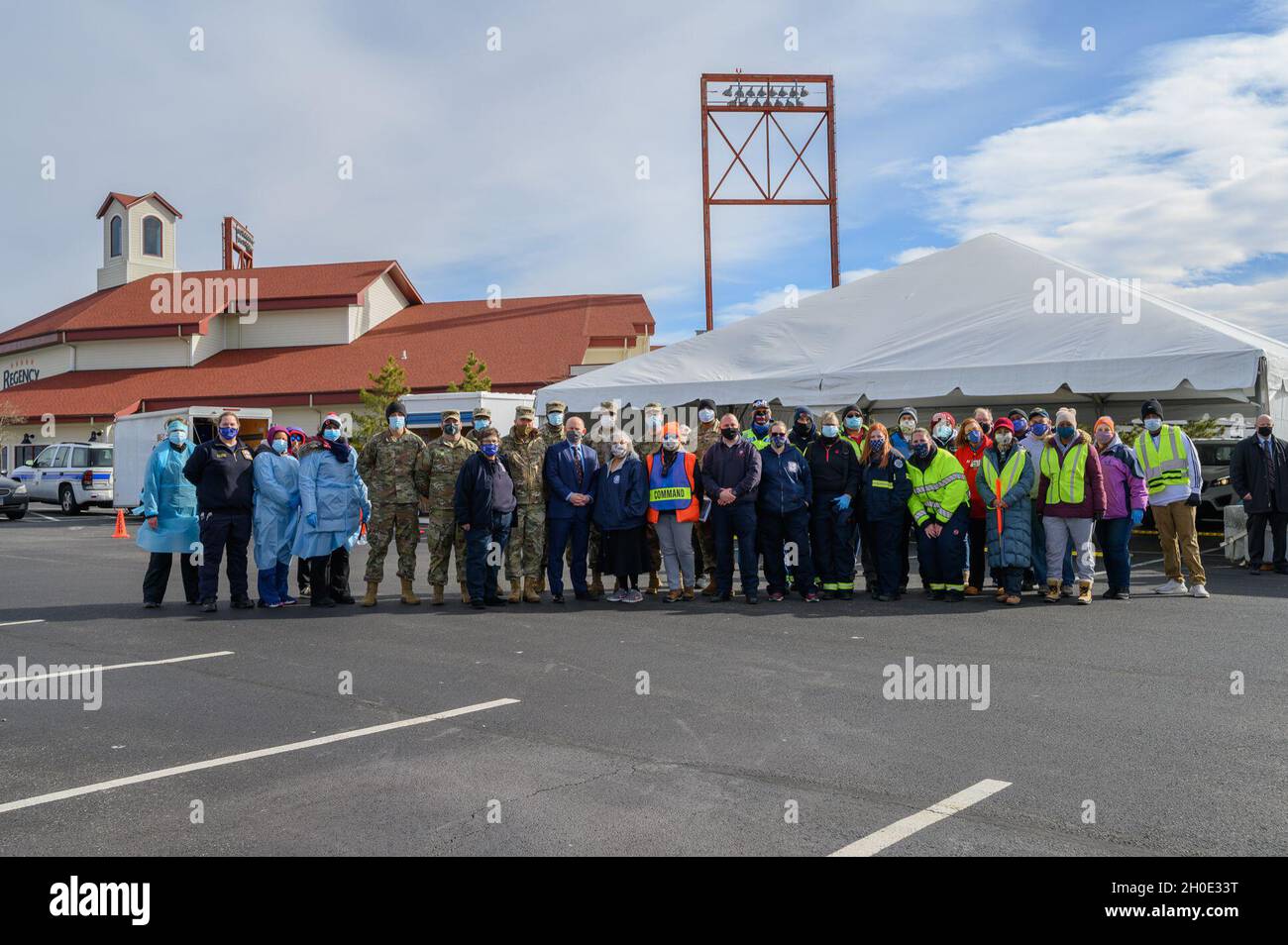 L'onorevole John E. Whitley, il segretario d'azione dell'esercito, pone per una foto di gruppo con i membri della Guardia Nazionale del Maryland, del Dipartimento sanitario della Contea di Charles, del corpo della Riserva del Maryland, E le infermiere della scuola del Maryland durante una visita ad un sito di vaccinazione drive-thru al Regency Furniture Stadium di Waldorf, Maryland, il 6 febbraio 2021. Whitley, che è stato cresciuto nel Maryland occidentale, ha visitato questo sito di vaccinazione supportato dai team di vaccinazione mobile della Guardia Nazionale del Maryland e ha discusso le operazioni COVID-19 con gli alti leader del MDNG e i funzionari del dipartimento sanitario. Foto Stock