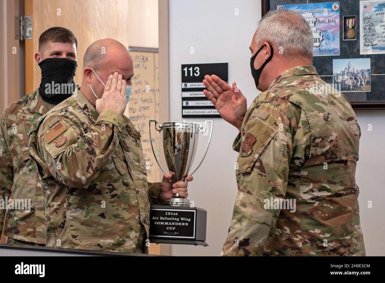 Il 121esimo Squadrone delle forze di sicurezza dell'ala di rifornimento dell'aria è stato selezionato come i primi destinatari del 121esimo premio della tazza dei comandanti alla base della guardia nazionale dell'aria di Rickenbacker, Ohio, il 6 febbraio 2021. La Commanders Cup è assegnata al team ARW 121 che non solo ha eseguito la missione ai massimi livelli di eccellenza, ma lo ha fatto a un livello superiore a qualsiasi altra squadra all'interno dell'Ala. (Aria Foto Stock