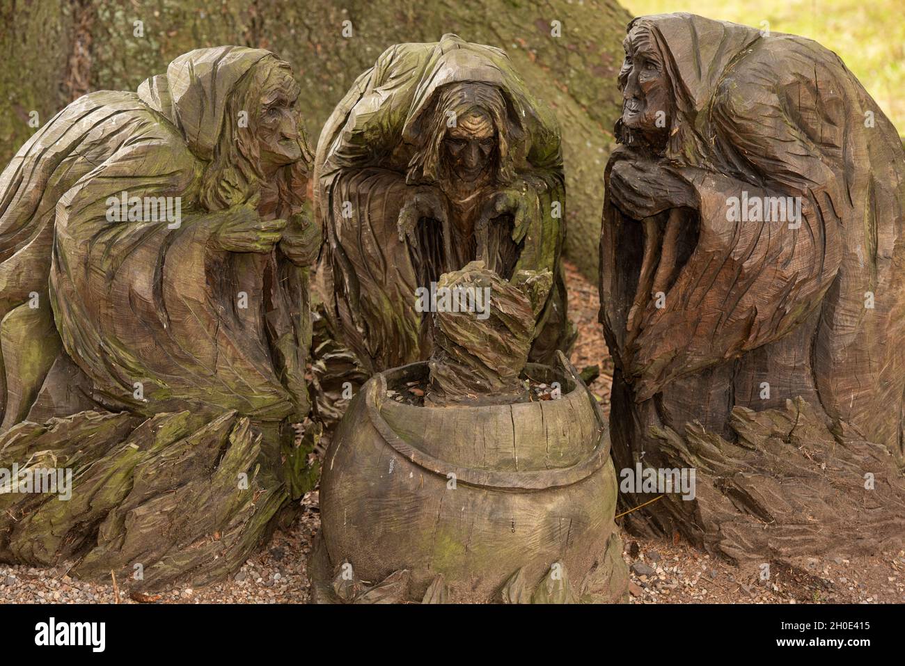 La scultura delle tre streghe di Macbeth nei giardini del castello di Glamis Foto Stock
