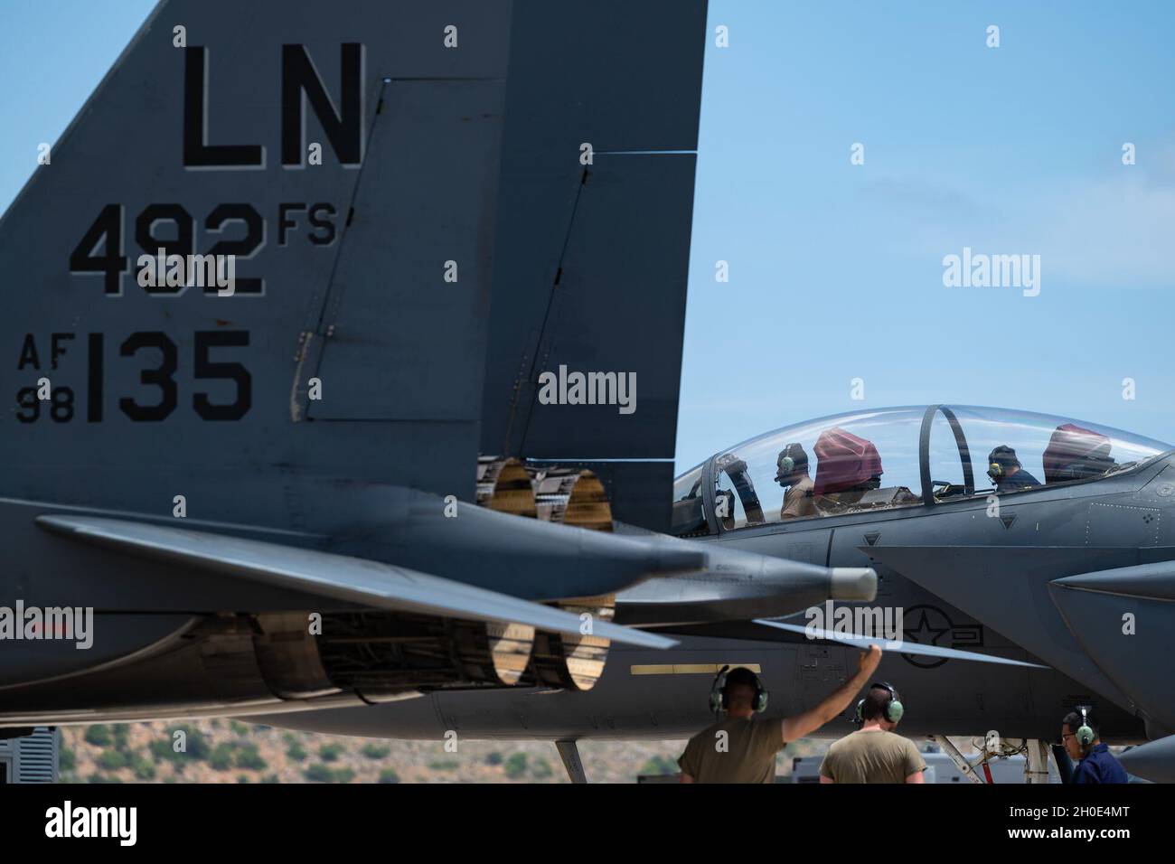 Gli aerei dell'aeronautica degli Stati Uniti assegnati alla 492a unità di manutenzione dell'aeromobile, eseguono controlli di routine del motore su un'aquila di Sciopero F-15E a Souda Bay, Grecia, 2 giugno 2021. Esercizi come il Rage di Poseidon consentono ad Airmen di dimostrare forza, adattabilità e resilienza per convalidare nuovi modi di distribuire e manovrare le risorse in ambienti contesi. Foto Stock
