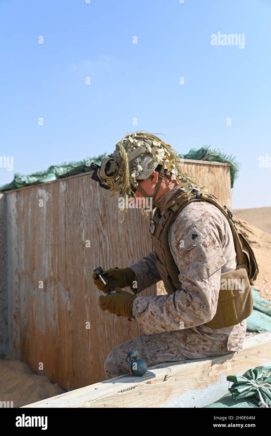 CPL del corpo marino degli Stati Uniti. Ian Crewe, un leader della squadra di fuoco con Alpha Company, Battaglione Landing Team 1/4, 15° Marine Expeditionary Unit, prepara una granata di pratica M69 da lanciare durante una prova di combattimento anfibio teatrale, 7 febbraio 2021. Il Makin Island Amphibious Ready Group e il 15° MEU forniscono ai comandanti numerati della flotta e dei combattenti una risorsa reattiva, flessibile e distribuita in avanti in grado di proiettare l'energia marittima, eseguire operazioni di emergenza e rispondere alle crisi. Foto Stock