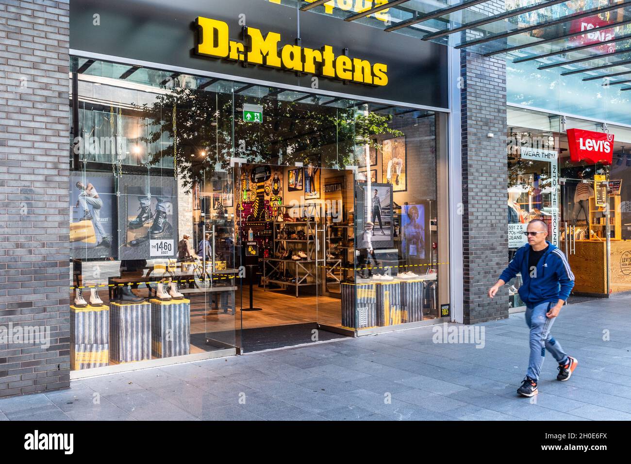 Esterno del negozio di scarpe e abbigliamento Dr. Martens a Liverpool,  Merseyside, Regno Unito Foto stock - Alamy