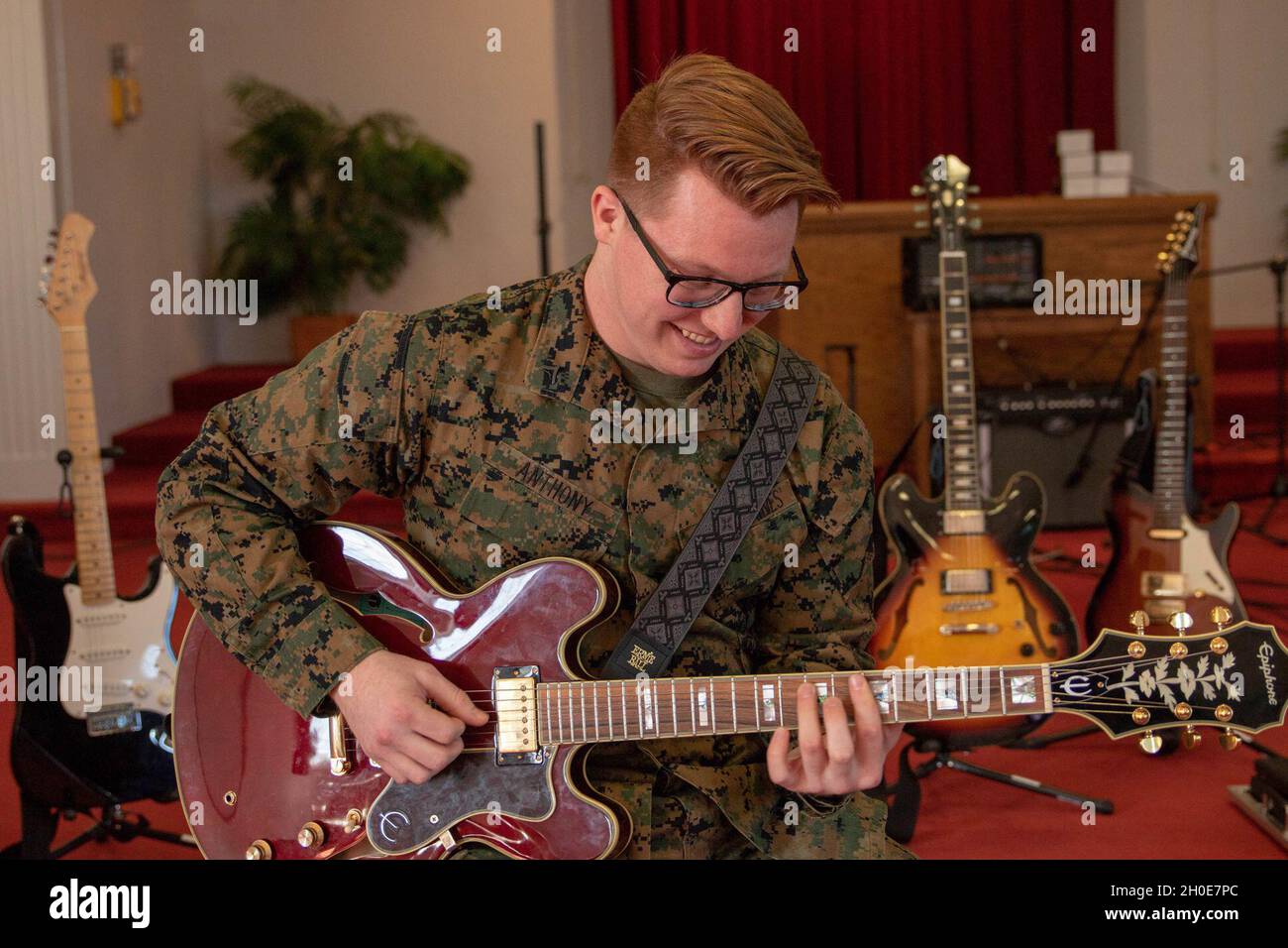 Regno Unito Marine Corps Lance CPL. Paul F. Anthony Jr. Ha iniziato il suo tempo nel corpo Marino come specialista di gestione della distribuzione alla Marine Corps Air Station (MCAS) Cherry Point nel novembre 2018. Nel suo tempo libero, si sarebbe volontario alla cappella di base suonando musica per i servizi del mattino. Non sapeva mai che sarebbe stato così tanto più. “ho trovato un piacere significativo in esso e ho anche avuto l'idea di creare un servizio di culto moderno Giovedi notte. Con questo ho avuto modo di conoscere molte persone qui", ha detto Anthony. "Quando COVID ha colpito e abbiamo iniziato a filmare i servizi per Facebook, abbiamo deciso che sono un goo Foto Stock