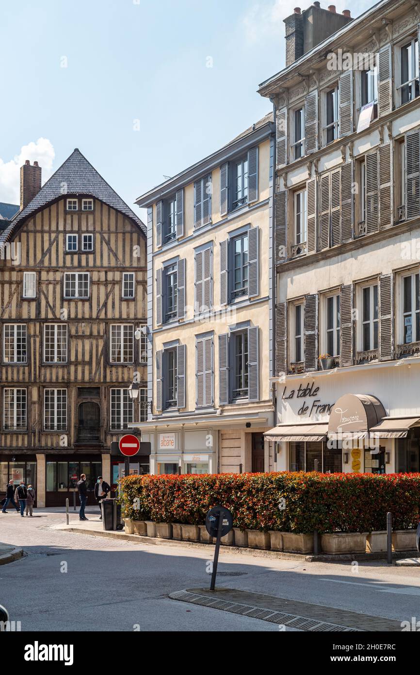 Troyes (Francia nord-orientale): Via "rue Juvenal des Ursins" nel centro della città. Sullo sfondo, una casa a graticcio in via “rue Emile Zola” Foto Stock