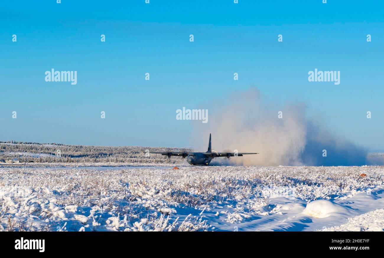 Jacob Lambert, 36esimo pilota di Airlift Squadron, atterra un C-130J Super Hercules a Donnelly Training Area, AK, durante l'esercizio Arctic Warrior 21, 8 febbraio 2021. Durante l'esercizio, diversi equipaggi di base e aerei dell'esercito statunitense e dell'aviazione militare e partner canadesi hanno lavorato insieme per eseguire l'operazione in condizioni invernali artiche remote ed estreme, garantendo infine che tutte le forze coinvolte continuino a lavorare in modo coeso per superare sfide sia ambientali che militari. Foto Stock