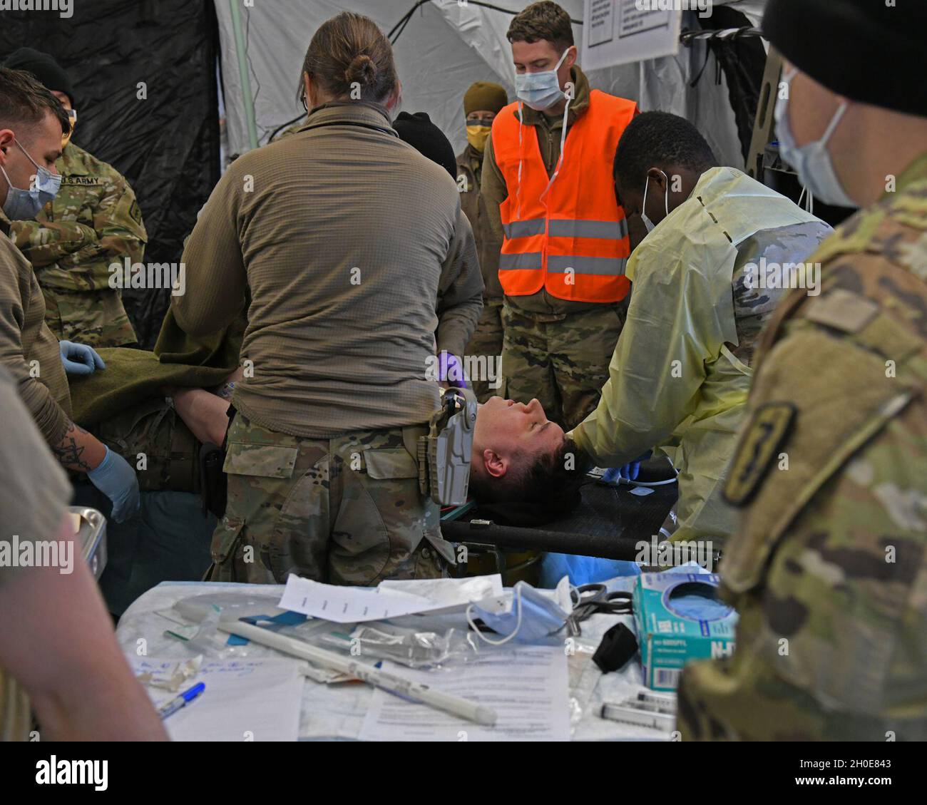 I medici del 512th Field Hospital rendono il primo soccorso di un soldato ferito simulato nella stazione della tenda di pronto soccorso sull'Airfield dell'area di addestramento di manovra del Baumholder. Baumholder, Germania 8 febbraio 2021 Foto Stock