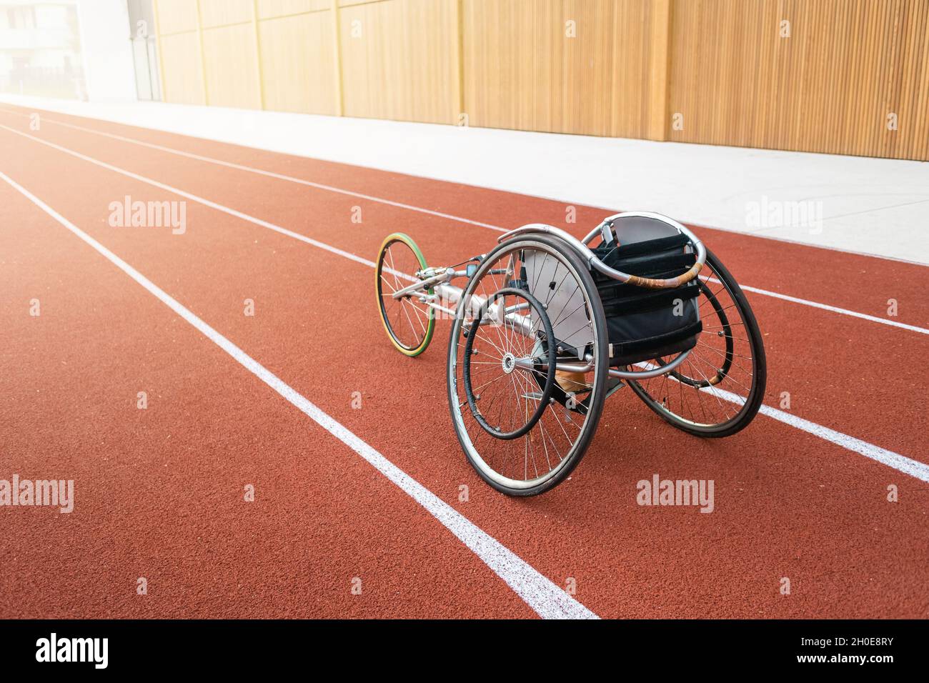 Pista da stadio atletico e una sedia a rotelle da corsa su di essa Foto  stock - Alamy