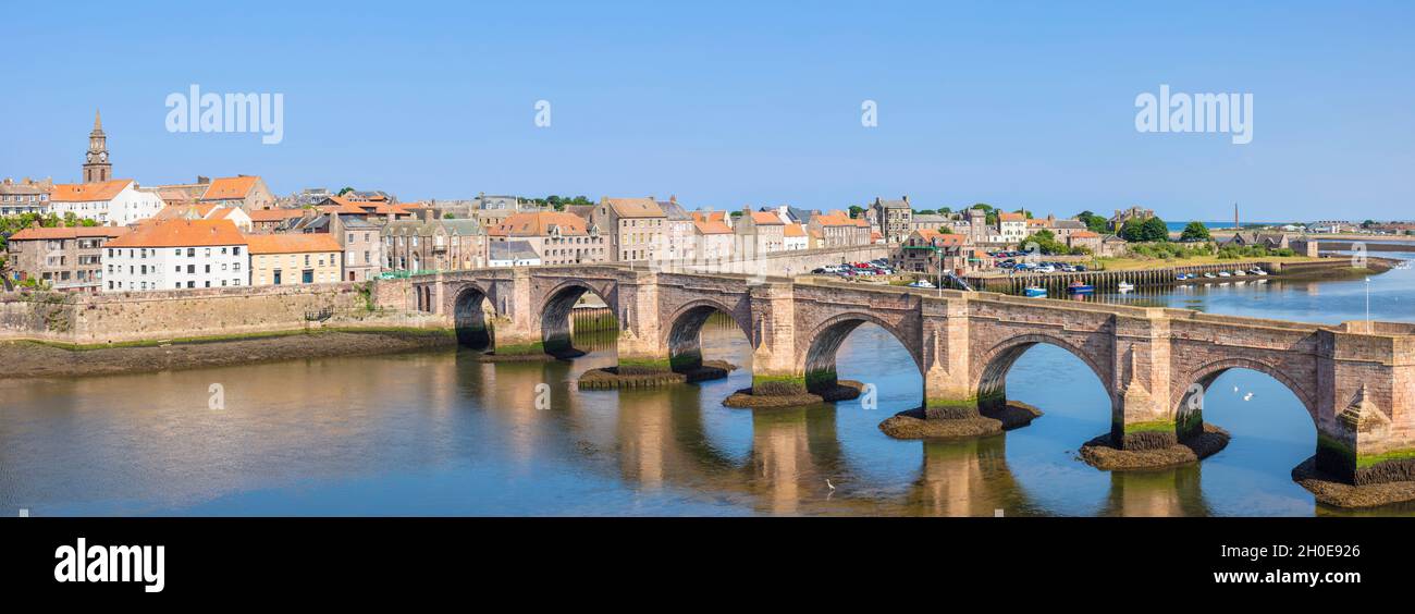 Berwick upon tweed The Old Bridge o Berwick-upon-Tweed o Berwick-on-Tweed Northumberland Inghilterra Regno Unito Foto Stock