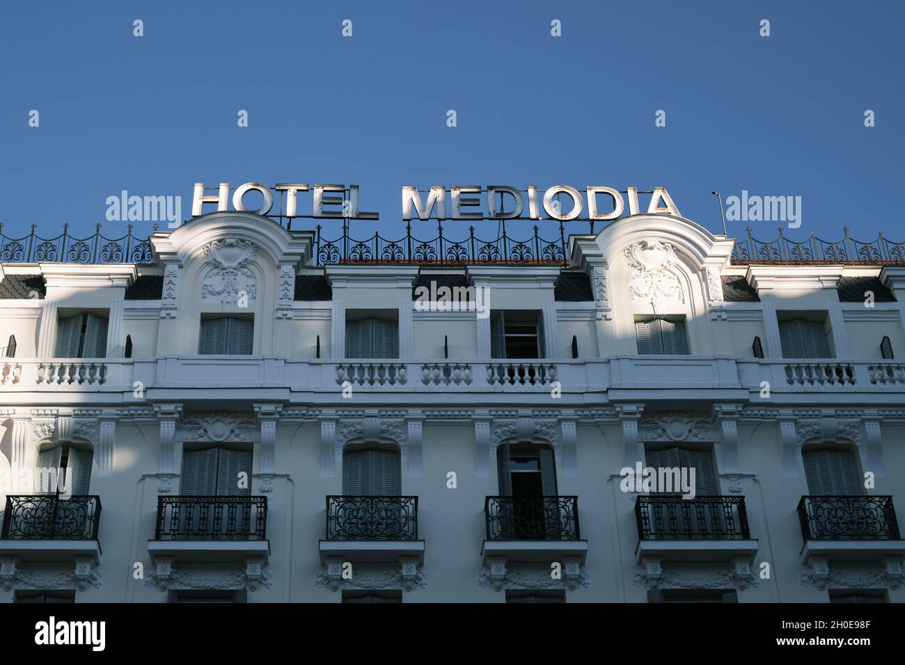 Primo piano della facciata dell'Hotel Mediodia di Atocha. Foto Stock