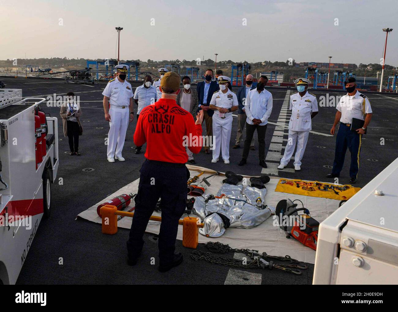 MOMBASA, Kenya (09 febbraio 2021) Aviation Boatswain’s Mate (Aircraft Handling) 3rd Class Steven Bowman offre una presentazione ai funzionari kenioti e ai membri del Servizio degli Stati Uniti sui piani di volo per l'estinzione degli incendi e sulle attrezzature necessarie per spegnere gli aerei mentre si trova a bordo della base militare USS Hershel “Woody” Williams (ESB 4) a Mombasa, Kenya 9 febbraio 2021. Hershel Williams opera nella Sixth Fleet degli Stati Uniti per condurre una formazione sull'interoperabilità e creare partnership strategiche con i partner africani. Foto Stock