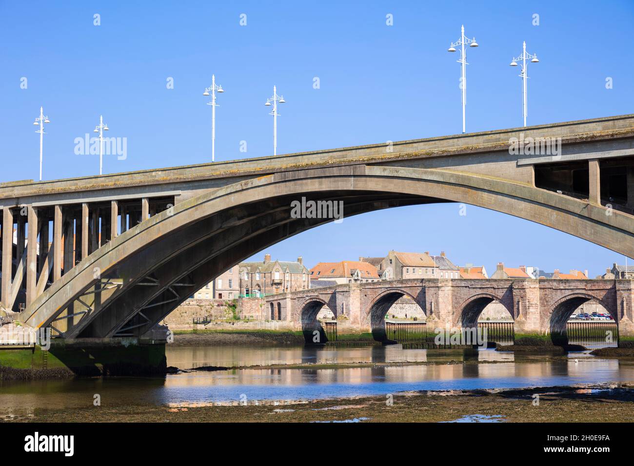 Il ponte stradale Royal Tweed Bridge e il vecchio ponte sul fiume Tweed a Berwick-upon-Tweed o Berwick-on-Tweed Northumberland Inghilterra GB UK Europe Foto Stock