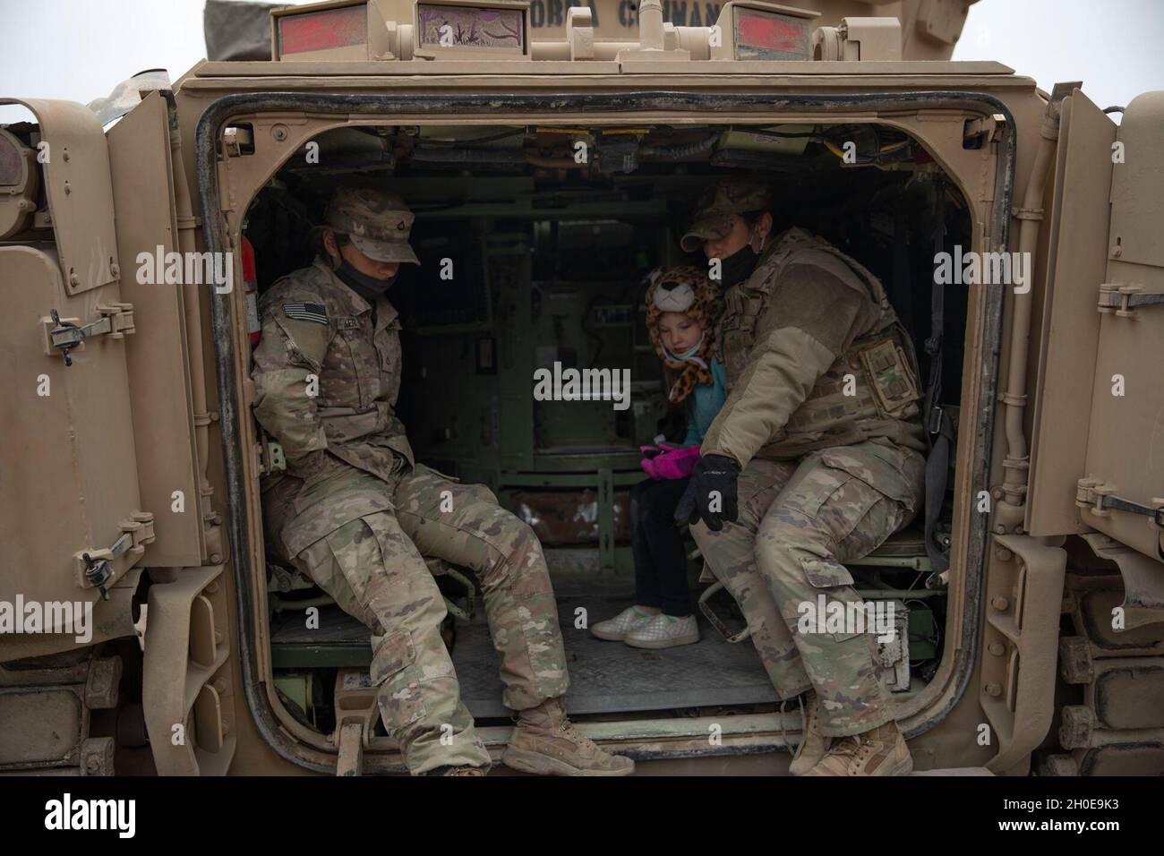 I membri della famiglia dei Troopers assegnati al 2-12° giorno hanno avuto l'opportunità unica di entrare nella vita del loro membro di servizio durante un Family Range Day ospitato dallo Squadron il 9 febbraio 2021. Le famiglie sono state in grado di vedere e conoscere i diversi tipi di apparecchiature utilizzate e sono state incoraggiate a porre domande e a incontrare i responsabili delle unità. Foto Stock
