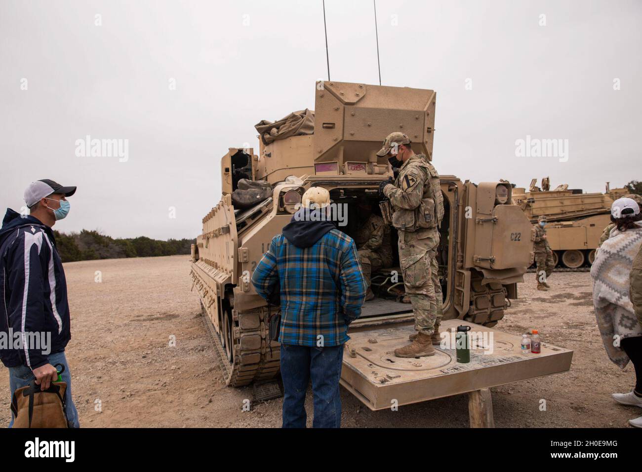 I membri della famiglia dei Troopers assegnati al 2-12° giorno hanno avuto l'opportunità unica di entrare nella vita del loro membro di servizio durante un Family Range Day ospitato dallo Squadron il 9 febbraio 2021. Le famiglie sono state in grado di vedere e conoscere i diversi tipi di apparecchiature utilizzate e sono state incoraggiate a porre domande e a incontrare i responsabili delle unità. Foto Stock
