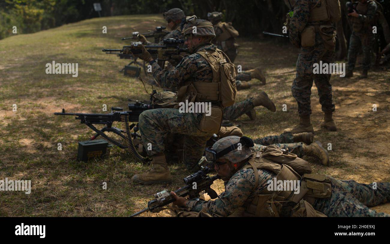 Marines USA con India Company, 3d Battaglione, ottavo reggimento marino, fuoco aperto utilizzando più piattaforme di armi di piccolo calibro durante un campo di fuoco vivo a Camp Hansen, Okinawa, Giappone, 9 febbraio 2021. Marines forniva il supporto del fuoco per un elemento d'assalto, dimostrando la loro competenza nella fanteria e nella tattica combinata delle armi. 3/8 è attualmente collegato alla divisione 3D Marine come parte del programma di implementazione delle unità. Foto Stock