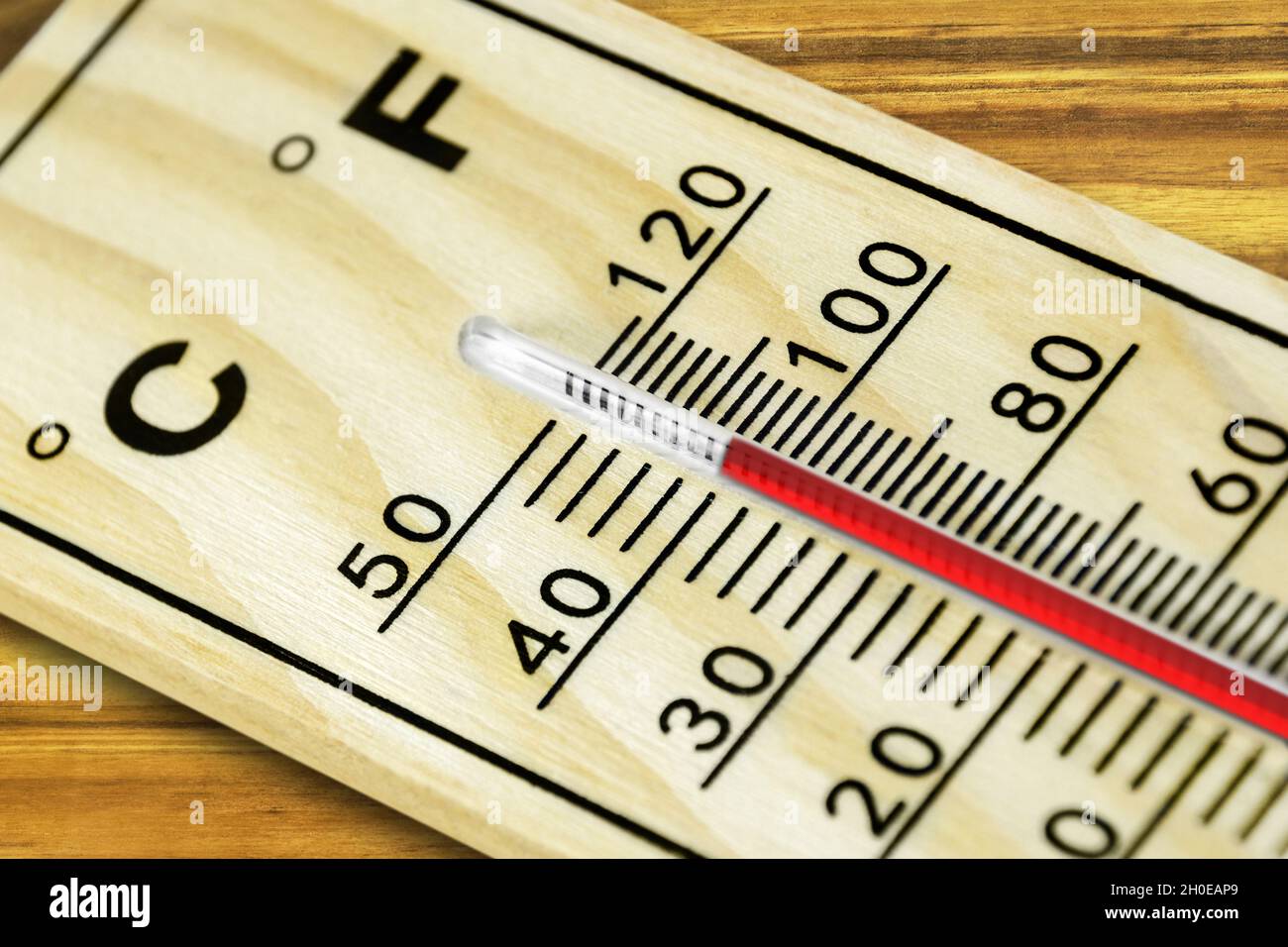Termometro 40 gradi Celsius in primo piano su sfondo di legno Foto stock -  Alamy