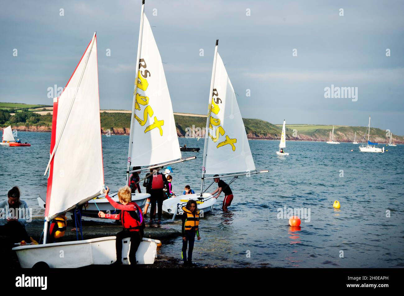 Galles agosto 2021. Pembrokeshire. Dale. Gommonoscafo RS Tera. Lezione di vela per i giovani. Foto Stock