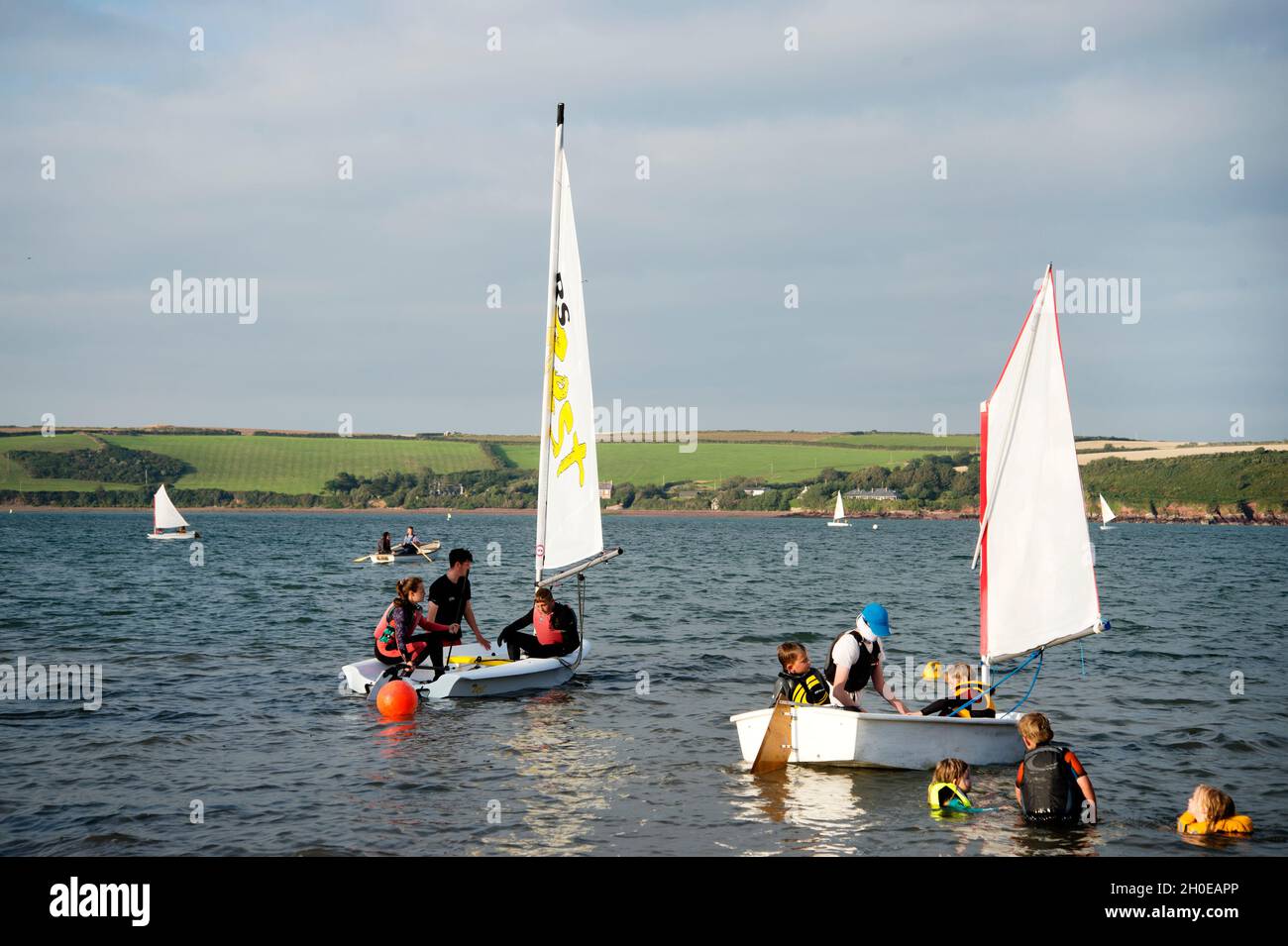 Galles agosto 2021. Pembrokeshire. Dale. Gommonoscafo RS Tera. Lezione di vela per i giovani. Foto Stock