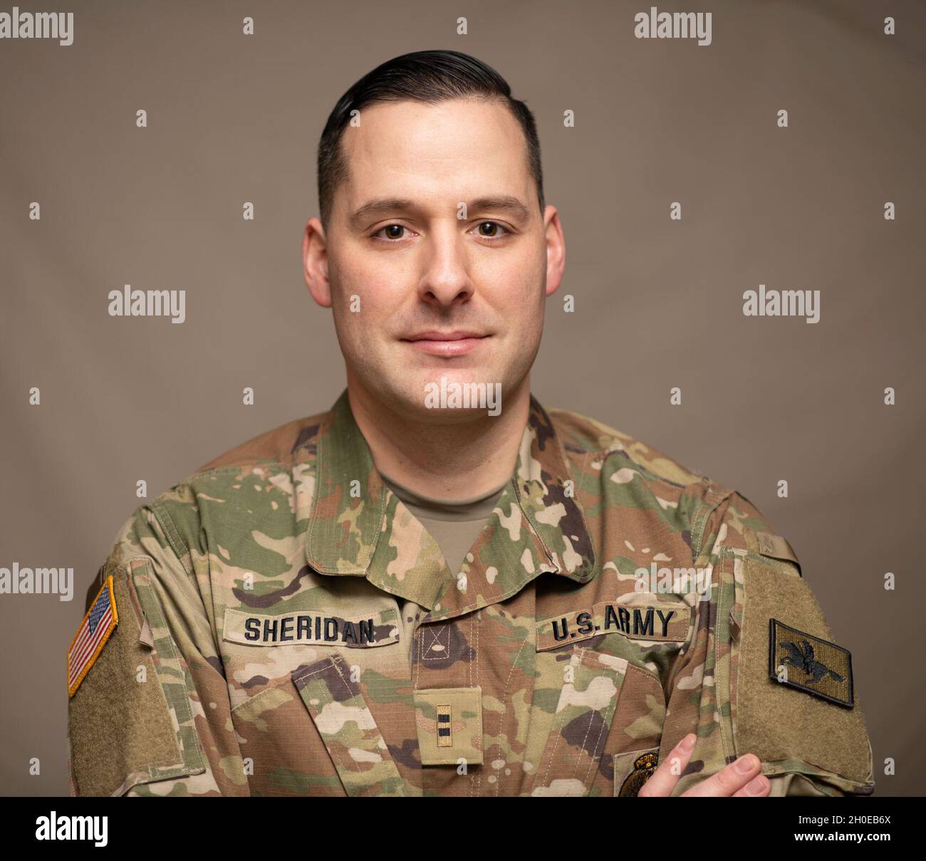 Chief Warrant Officer 2 Brady Sheridan è l'ufficiale dell'anno della Guardia Nazionale dell'Esercito del Wyoming e 2020 finalista per rappresentare la Guardia Nazionale dell'Esercito nella Guardia Generale dell'anno contro l'Esercito e la Riserva dell'Esercito. Foto scattata al Joint Force Readiness Centre di Cheyenne, Wyo., il 9 febbraio 2021. Foto Stock