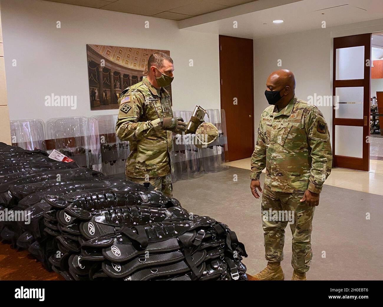 Consigliere senior arruolato al Capo del National Guard Bureau Tony Whitehead e Command Sgt. Il Major Justin Proulx ispeziona l'attrezzatura assegnata al Team Capitol a Washington, D.C. il Team Capitol è composto da membri militari responsabili del mantenimento della sicurezza presso il United States Capitol Complex a sostegno della polizia del Campidoglio degli Stati Uniti. Questa immagine è stata acquisita utilizzando un dispositivo cellulare. Foto Stock