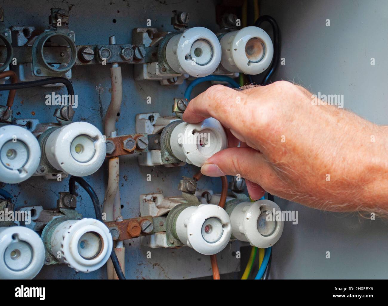 Vecchia scatola di distribuzione dell'alimentazione con fusibili in ceramica Foto Stock