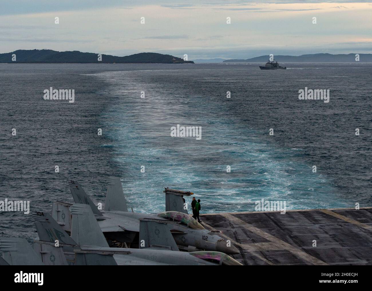 210210-N-KO930-1026 SAN BERNARDINO STRETTO (DAL 10, 2021) la portaerei USS Nimitz (CVN 68) e l'incrociatore missilistico guidato USS Princeton (DDG 53) transitano sul rettilineo di San Bernardino. Come la flotta più grande della Marina degli Stati Uniti, 7th Fleet opera regolarmente e interagisce con 35 nazioni marittime, conducendo missioni per preservare e proteggere una regione indopacifica libera e aperta. Foto Stock