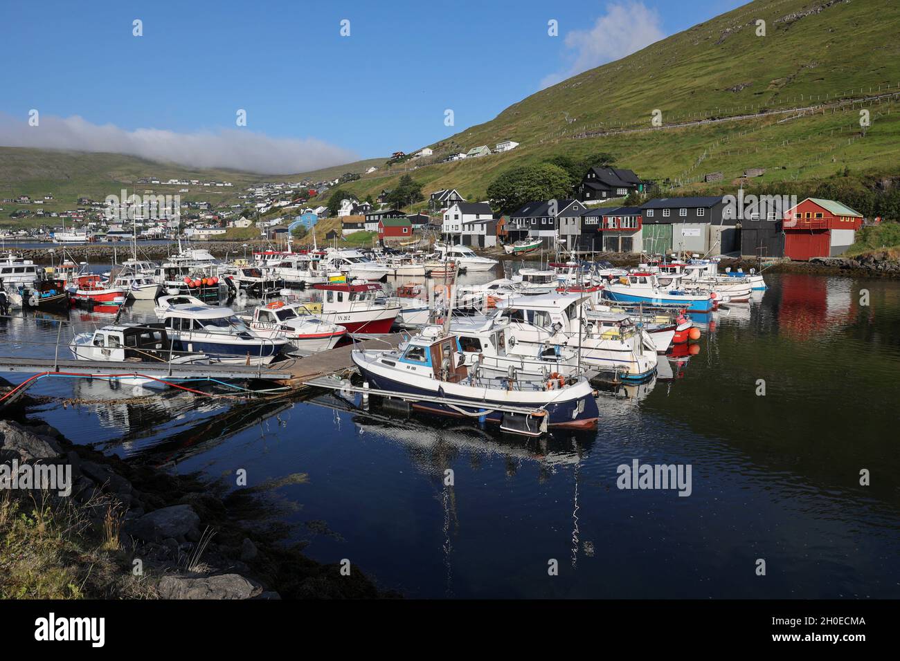 Barche nel porto di Vestmanna, Streymoy Island, Faroe Islands, Europe Foto Stock