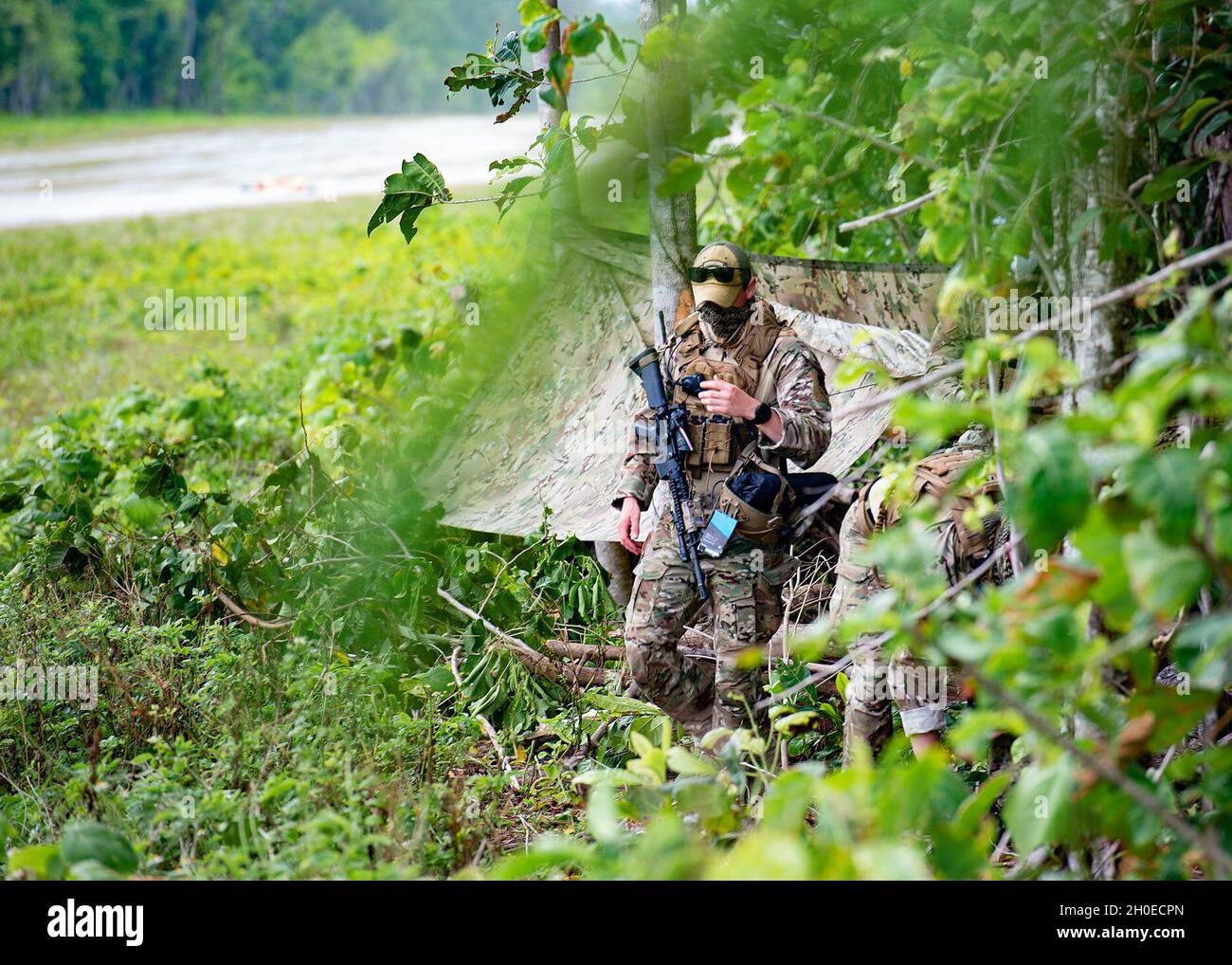 A 736th Security Forces Airman si allontana da una posizione difensiva di combattimento (DFP) durante il cope North 21, 10 febbraio 2021, su Angaur, Palau. La CN consente alle forze alleate e statunitensi di migliorare l'interoperabilità e di mettere in pratica gli aiuti umanitari e gli sforzi di soccorso in caso di calamità naturali per prepararsi e riprendersi dagli effetti devastanti delle catastrofi naturali. Foto Stock