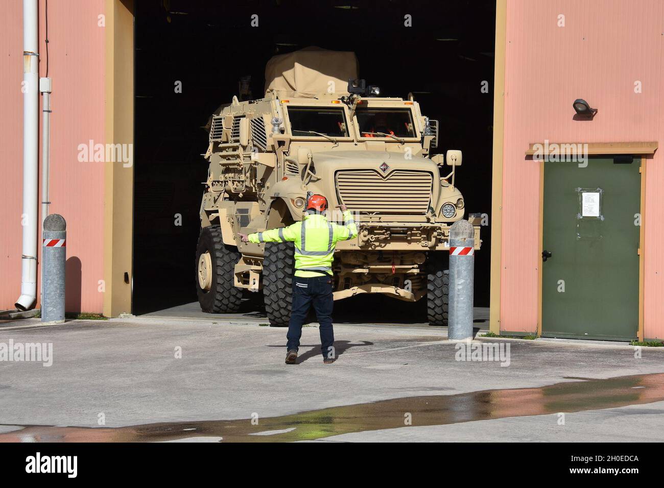 I membri della 405a Army Field Support Brigade’s Army Field Support Battaglione-Africa trasferiscono più di 100 veicoli protetti da Ambush resistenti alle mine dal sito Army Preposition Stock-2 presso il deposito militare di Livorno, Italia, a una nave da carico da spedire in un nuovo sito APS. Foto Stock