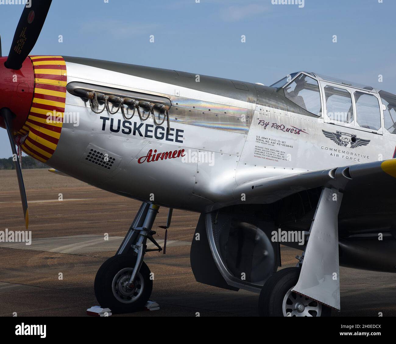 Un P-51C Mustang siede sulla base dell'aeronautica di Columbus, la MS. Flightline, durante una esposizione statica il 10 febbraio 2020. Il P-51C della Commemorative Air Force Red Tail Squadron, chiamato “Tuskegee Airmen”, è un autentico e completamente restaurato combattente operativo dell'era della seconda guerra mondiale. Foto Stock