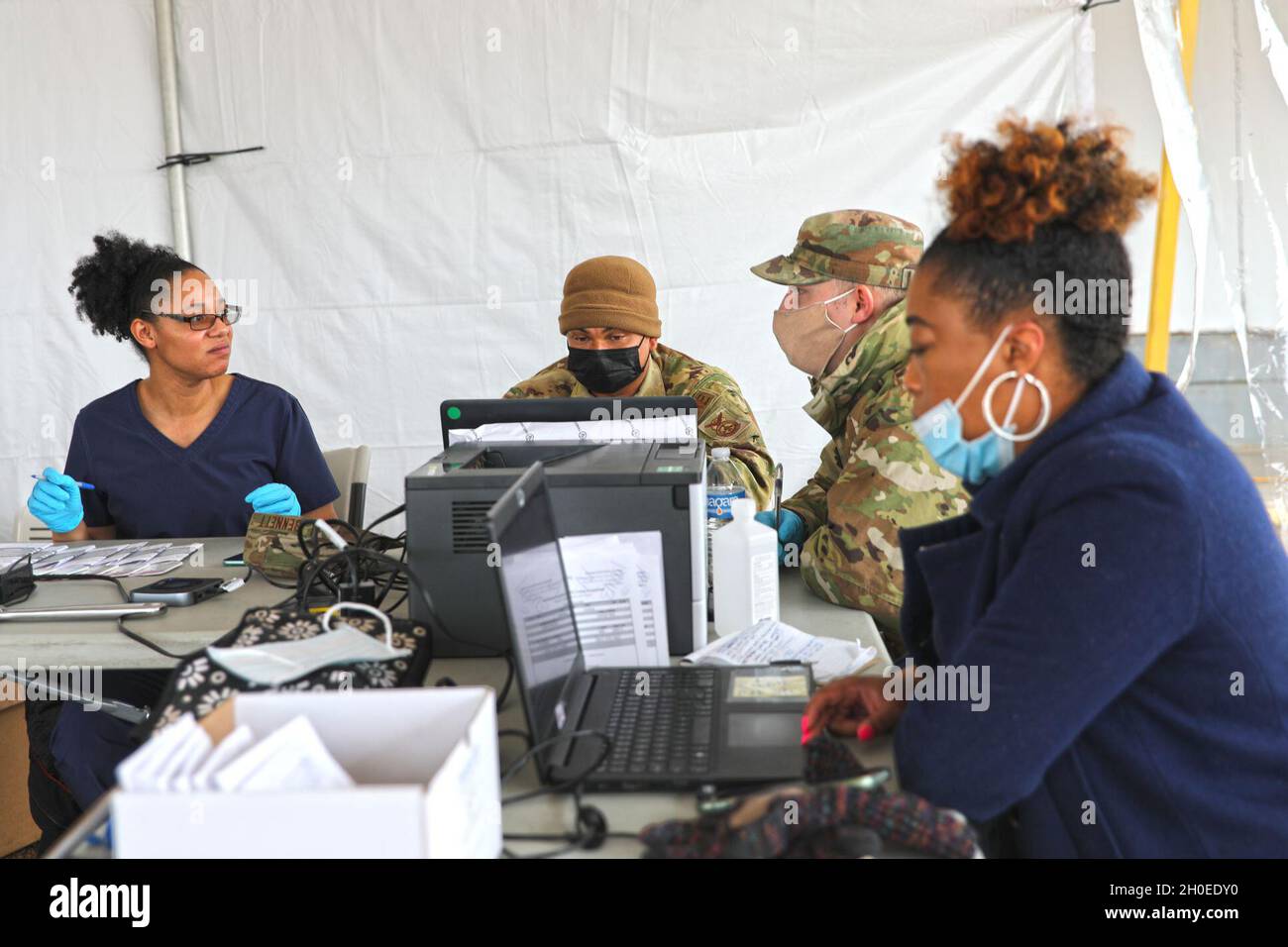 Mississippi Department of Health Workers e Mississippi National Guardsman lavorano insieme in un sito di test COVID-19 presso il vecchio mercato agricolo di Jackson, Mississippi, 11 febbraio 2021. La Guardia Nazionale del Mississippi ha servito a sostegno della Task Force COVID-19 del governatore che assiste il Dipartimento della Salute del Mississippi e la Mississippi Emergency Management Agency dal marzo 2020, fornendo circa 1,100 soldati e Airmen che servono come primi soccorritori. Foto Stock