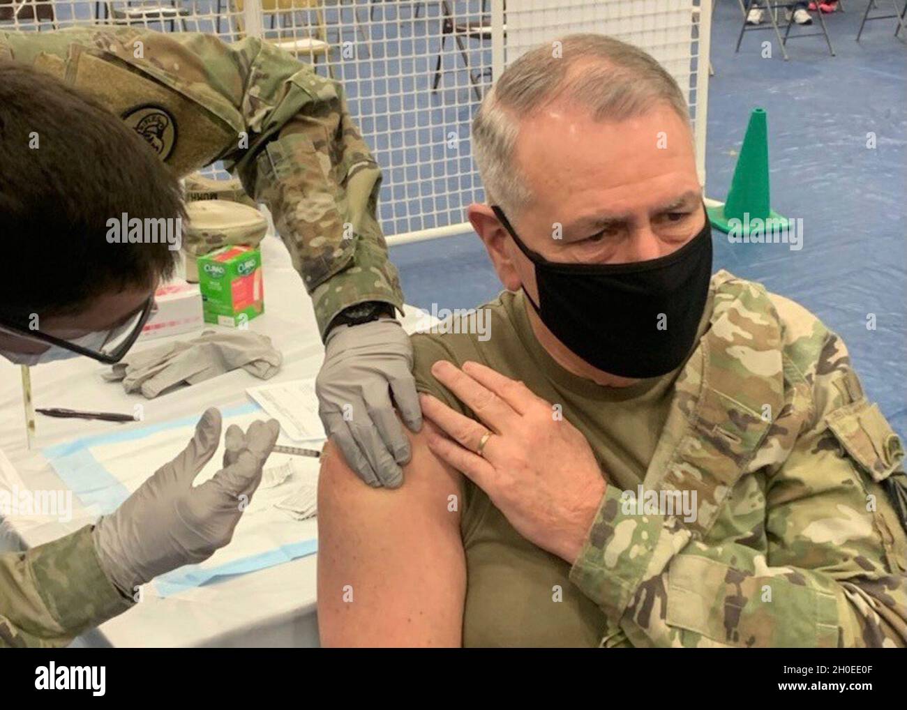 Il Gen. John M. Murray, comandante generale del comando Futures dell'Esercito degli Stati Uniti, con sede ad Austin, Texas, riceve la seconda dose di vaccinazione di turno per proteggere contro COVID-19, al Darnall Army Medical Center, a Fort Hood, vicino a Killeen, Texas, 10 febbraio, 2021. Murray incoraggiò altri a seguire il Dipartimento della Difesa degli Stati Uniti e i Centri per il controllo e la prevenzione delle malattie per aiutare a fermare la diffusione di COVID-19. Foto Stock