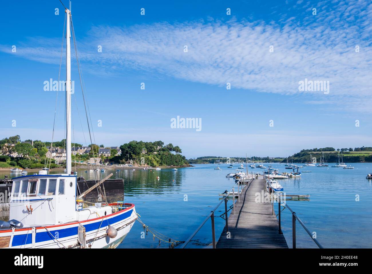 Le Minihic sur Rance (Bretagna, Francia nord-occidentale): Case lungo il lungomare a la Landriais, sulle rive del fiume Rance Foto Stock