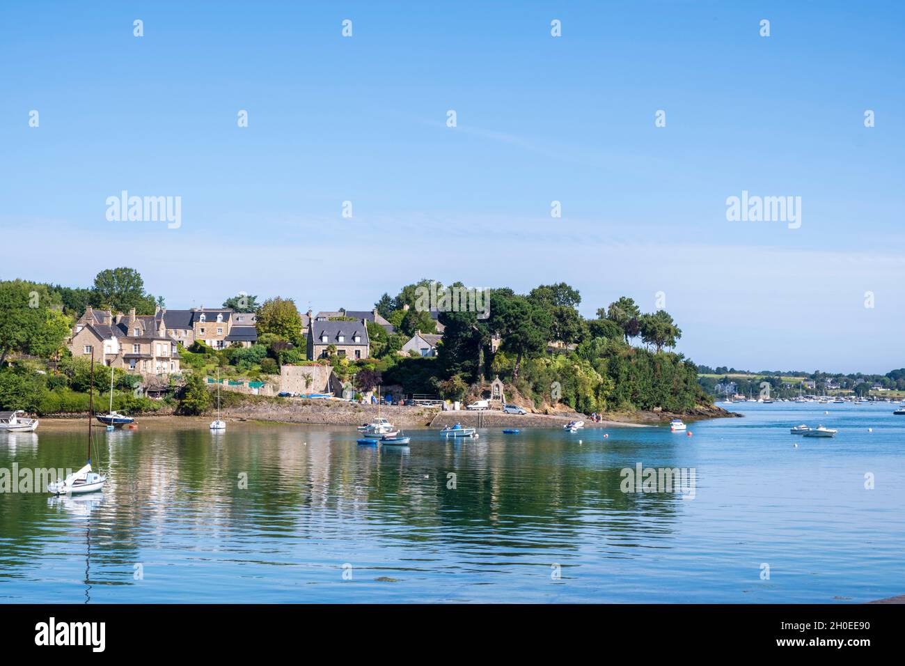 Le Minihic sur Rance (Bretagna, Francia nord-occidentale): Case lungo il lungomare a la Landriais, sulle rive del fiume Rance Foto Stock