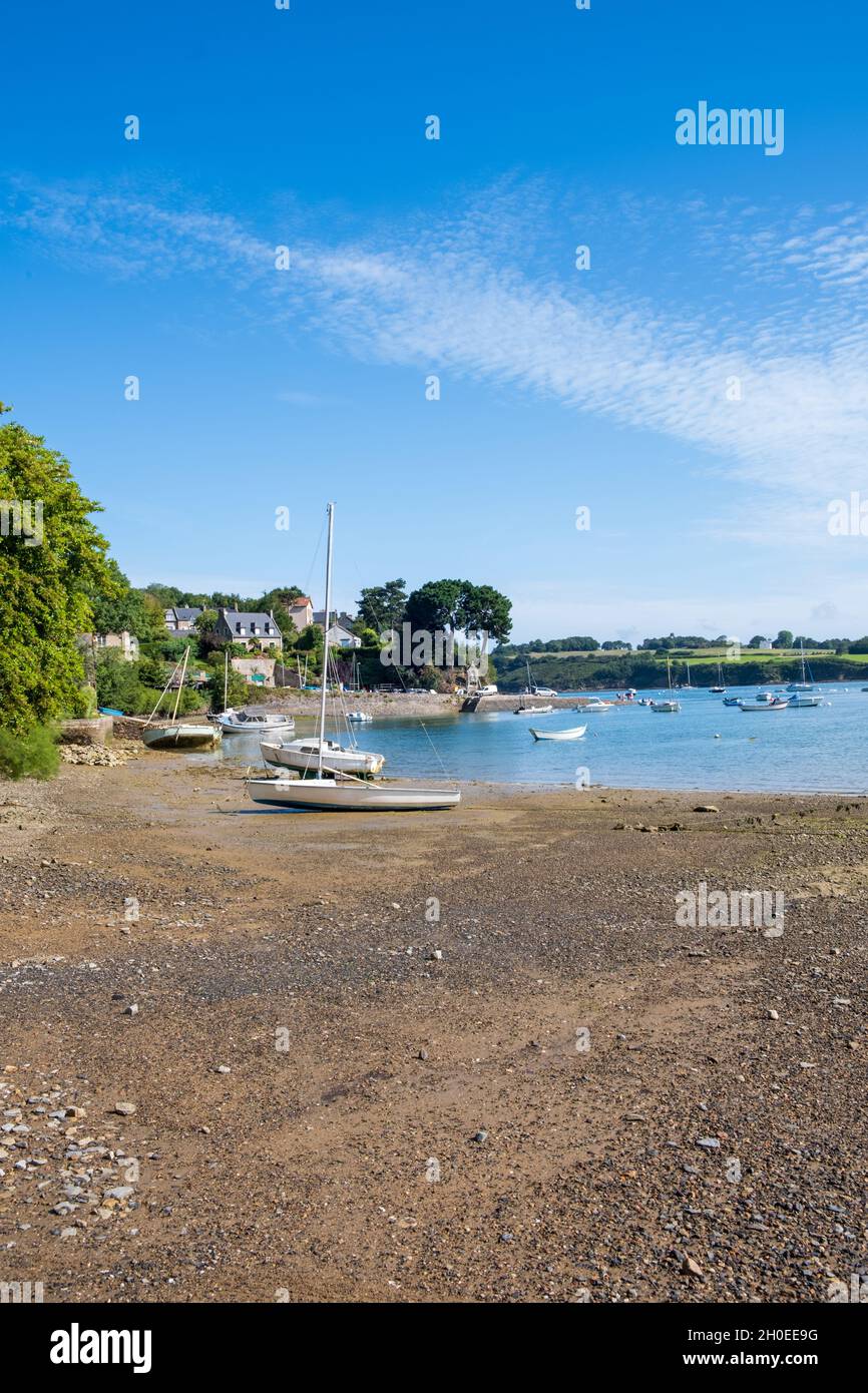 Le Minihic sur Rance (Bretagna, Francia nord-occidentale): Barca da pesca figlio la costa e le case lungo il lungomare a la Landriais, sulle rive del Foto Stock