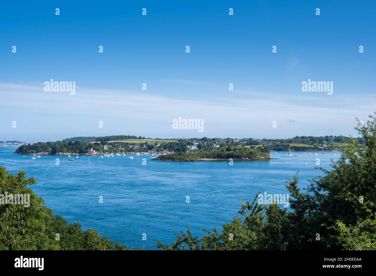 Le Minihic sur Rance (Bretagna, Francia nord-occidentale): Vista panoramica delle rive del fiume Rance e la diga vista dal percorso costiero, al Foto Stock