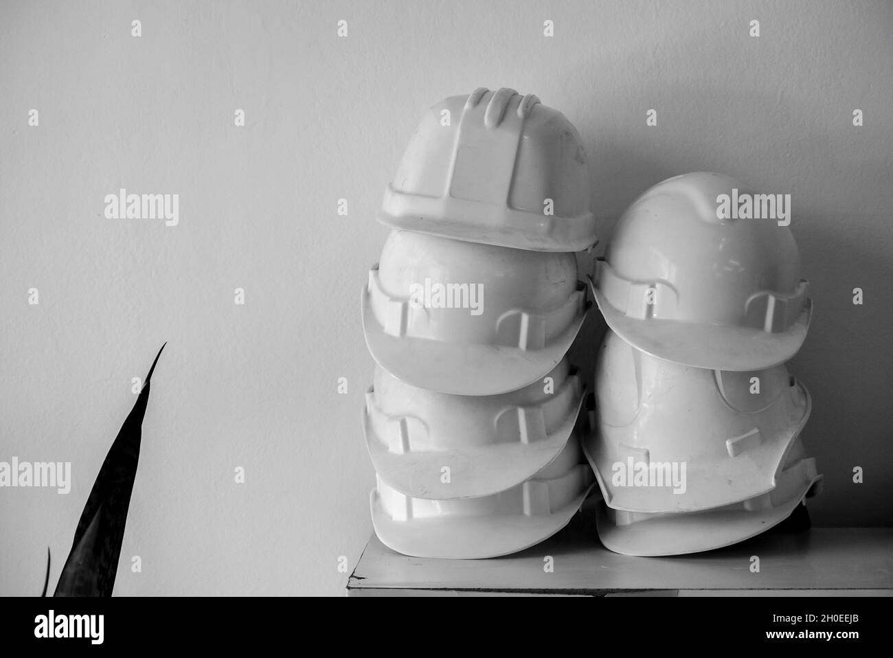 caschi di sicurezza di un cantiere Foto Stock