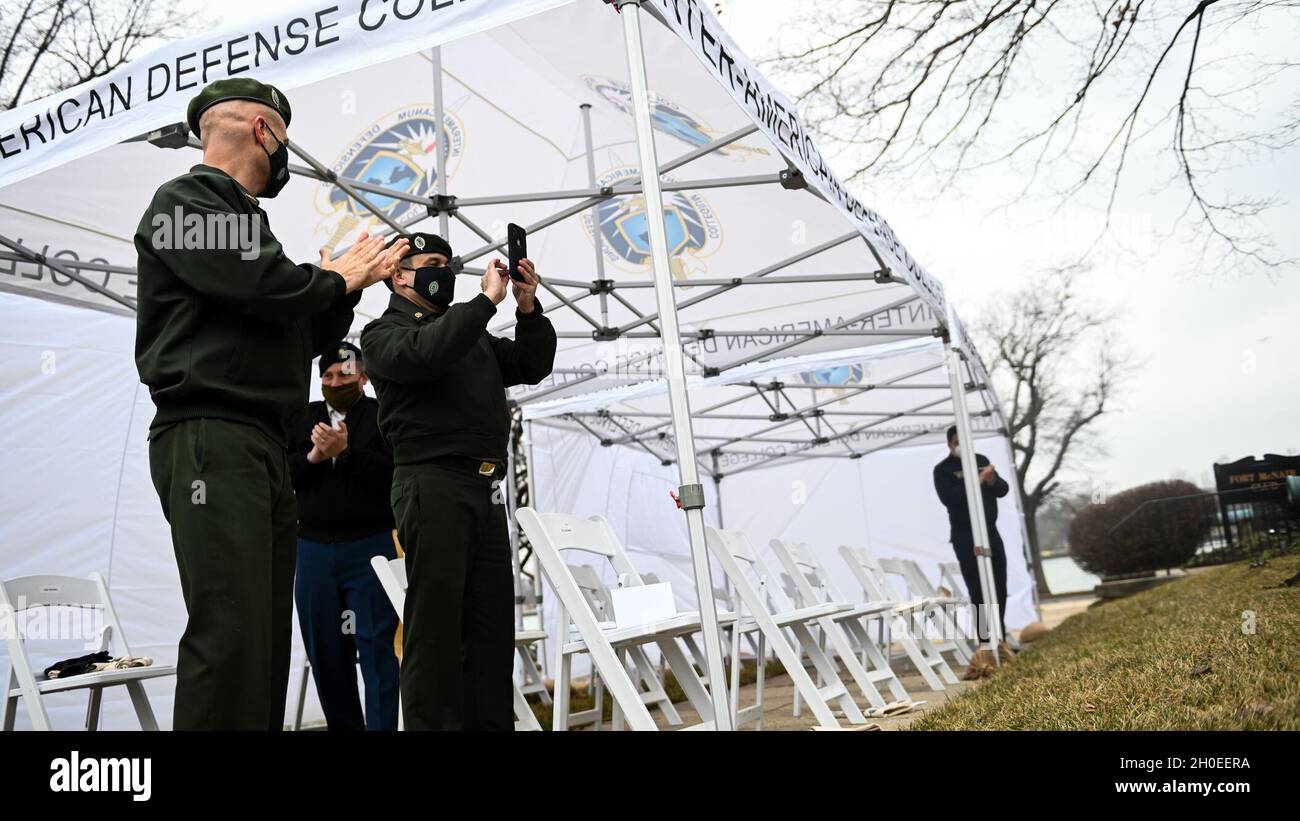 La leadership inter-American Defense College ha ospitato una cerimonia rivoluzionaria per la nuova aggiunta al campus a Fort Lesley J. McNair, Washington, D.C., 11 febbraio 2021 l'edificio permetterà al college di aumentare la capacità di quattro classi elettive e una grande sala conferenze. Inoltre, espande le dimensioni della classe ben oltre i 70 studenti. Il rinnovamento dell'edificio ha evidenziato l'importanza dell'educazione per la sicurezza e la difesa dell'emisfero occidentale. Foto Stock