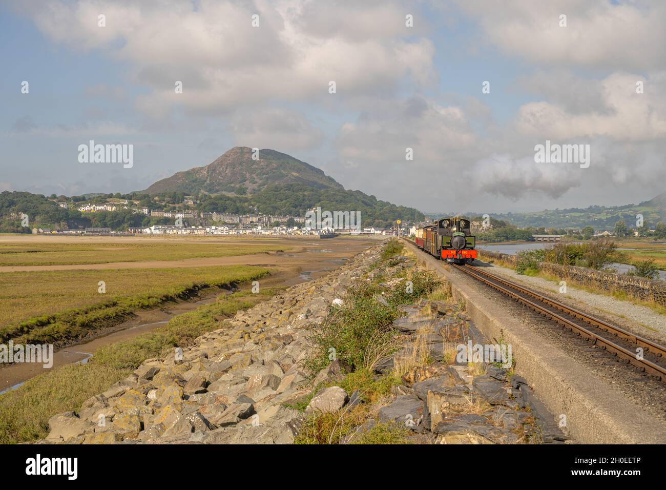 Treno a vapore sul COB, la strada rialzata di Porthmadog sulla Ferrovia Ffestiniog del Galles del Nord. Foto Stock