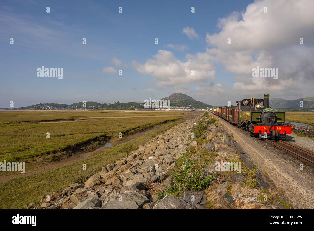 Treno a vapore sul COB, la strada rialzata di Porthmadog sulla Ferrovia Ffestiniog del Galles del Nord. Foto Stock