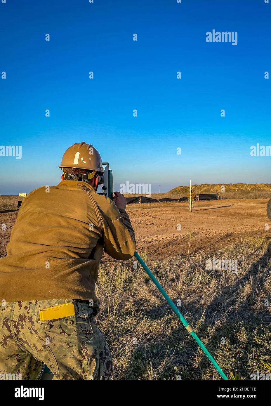 Isola di San Clemente - Pacific Fleet Seabees da Naval Mobile Construction Battalion FIVE (NMCB 5) con un attacco di Marines dal 7 ° Battaglione di supporto tecnico (7 ° ESB), materiali di costruzione di palco, autocarri in cemento, E impianti mobili a lotti di calcestruzzo consegnati all'isola utilizzando connettori logistici per flotta USS Pearl Harbor (LSD-52) e imbarcazioni da sbarco dall'unità ARTIGIANALE Assalto UNO (ACU-1). Nelle prossime settimane il team di Seabees e Marines costruirà Expeditionary Advanced Bases (EAB) e Advanced Naval Bases (ANB) come parte dell'esercizio SVOLTA PUNTO DI SVOLTA. IL PUNTO DI SVOLTA è un grande combattimento Foto Stock