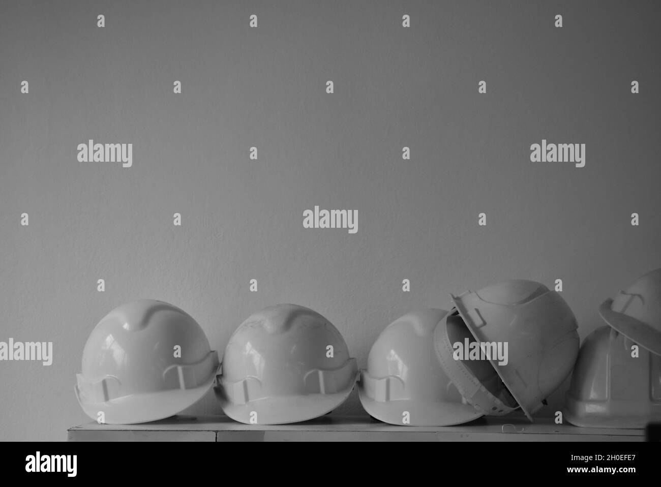 caschi di sicurezza di un cantiere Foto Stock