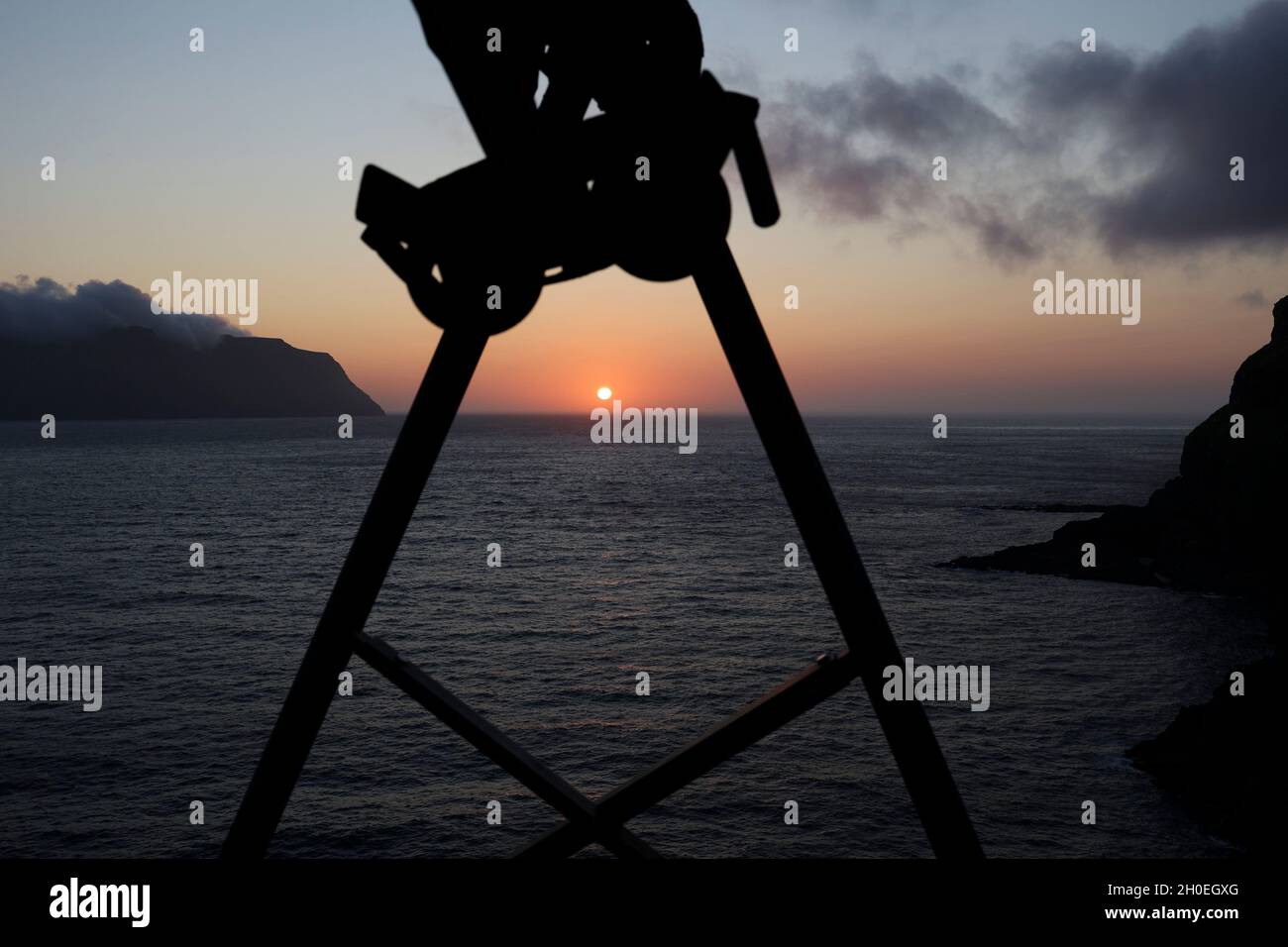 Vista del tramonto e isola di Mykines da Gasadalur, Vagar Island, Isole Faroe, Scandinavia, Europa. Foto Stock