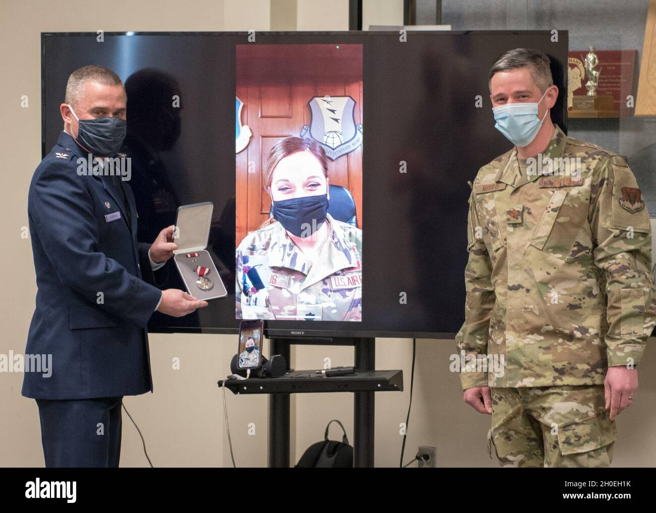 Una ridesignazione formale dell'unità e una cerimonia di cambio di comando per il 102° volo di supporto della forza si è tenuta qui, febbraio 12. Maj. Bethany Hien divenne il comandante dello squadrone di nuova elevazione, succedendo al Lt. Col. Kristen Moulis, che ha servito come comandante dal settembre 2016. Foto Stock