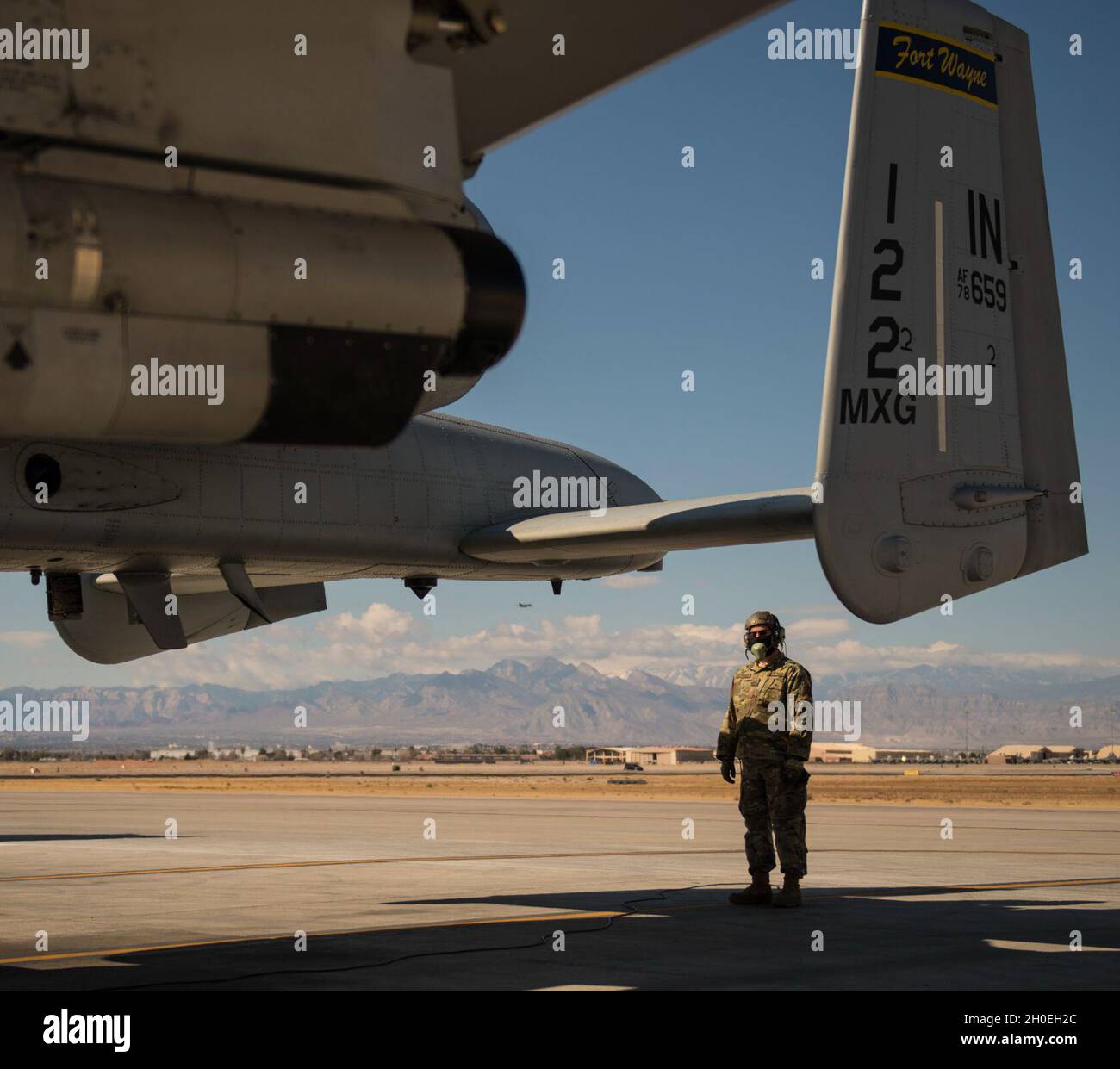 U.S. Air Force Tech. SGT. Joshua Clarkson, un capo dell'equipaggio di manutenzione degli aerei assegnato alla 122a ala dei combattenti, la Guardia Nazionale dell'aria dell'Indiana, prepara un aereo Thunderbolt II A-10C per il decollo durante la bandiera rossa 21-1 alla base dell'aeronautica di Nellis, Nevada, 12 febbraio 2021. La manifestazione comprende una serie di aerei in aggiunta alla A-10C Thunderbolt II, tra cui F-22 Raptor, F-35 Lightning II, F-16 Fighting Falcon, EA-18G Growler, F-15E Strike Eagle, B-1B Lancer e lo Spirito B-2. Foto Stock