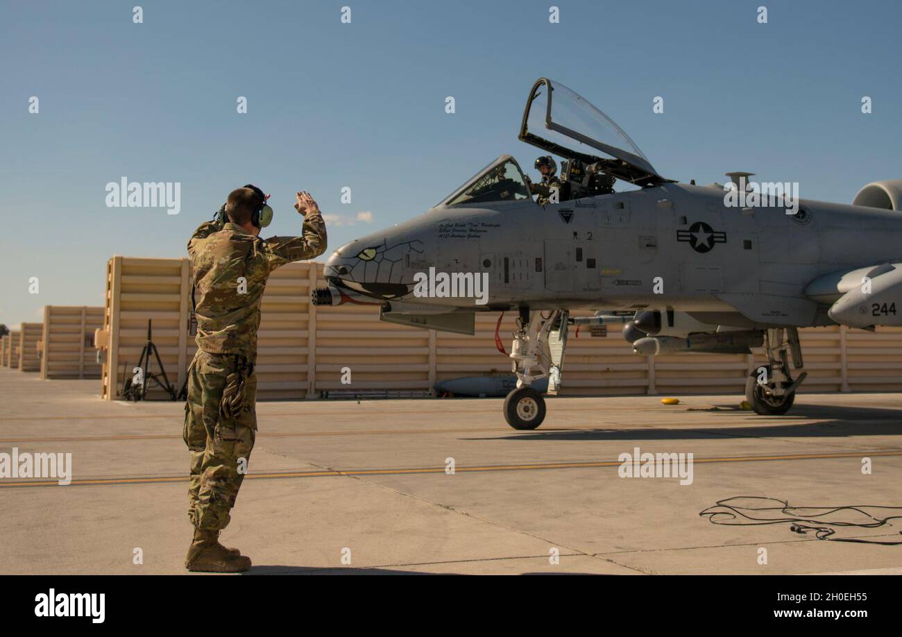 U.S. Air Force staff Sgt. Aaron Brewer, un capo dell'equipaggio di manutenzione degli aerei assegnato alla 122a ala dei combattenti, Indiana Air National Guard, prepara un aereo Thunderbolt II A-10C per il decollo durante la bandiera rossa 21-1 alla base dell'aeronautica di Nellis, Nevada, 12 febbraio 2021. La manifestazione comprende una serie di aerei in aggiunta alla A-10C Thunderbolt II, tra cui F-22 Raptor, F-35 Lightning II, F-16 Fighting Falcon, EA-18G Growler, F-15E Strike Eagle, B-1B Lancer e lo Spirito B-2. Foto Stock